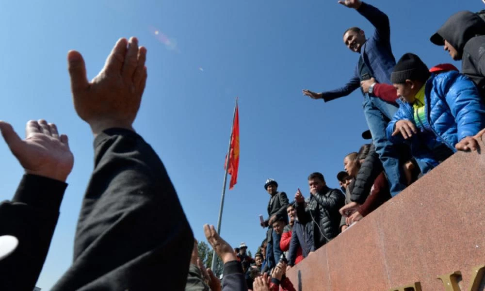 Κιργιστάν: Ο πρόεδρος Ζεενμπέκοφ δήλωσε έτοιμος να παραιτηθεί προκειμένου να τερματιστεί η κρίση